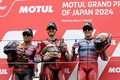 ロードレース世界選手権、第16戦日本GP。表彰式に臨む（左から）2位に入ったプラマック・レーシングのホルヘ・マルティン、優勝したドゥカティ・レノボ・チームのフランチェスコ・バニャイア、3位に入ったグレシーニのマルク・マルケス（2024年10月6日撮影）。(c)Toshifumi KITAMURA / AFP