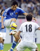 2010年サッカーW杯南アフリカ大会（2010 World Cup）アジア最終予選で、ウズベキスタンの選手の前でボールをコントロールする長谷部誠（Makoto Hasebe、2008年10月15日撮影）。(c)AFP/TOSHIFUMI KITAMURA