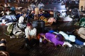 モロッコ・マラケシュで地震発生後に広場に避難した人々（2023年9月9日撮影）。(c)FADEL SENNA / AFP