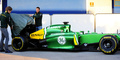 フォーミュラワン（F1、F1世界選手権）に参戦するケータハム（Caterham F1 Team）は5日、スペインのヘレス・レーストラック（Jerez Racetrack）で2013年シーズンの新型車「CT03」を発表した。

ケータハムの新型車「CT03」を公開するギド・ヴァン・デル・ガルデ（Giedo van der Garde）とシャルル・ピック（Charles Pic、2013年2月5日撮影）。(c)AFP/CRISTINA QUICLER