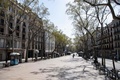 スペイン北東部バルセロナの中心部にあるランブラス通り（2020年3月19日撮影）。(c)AFP/Josep LAGO
