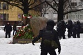 ロシア・サンクトペテルブルクで、北極圏の刑務所で死亡したロシアの反体制派指導者アレクセイ・ナワリヌイ氏を追悼する市民が政治弾圧犠牲者の記念碑を訪れる中、現地に派遣された機動隊（2024年2月17日撮影）。(c)Olga MALTSEVA / AFP 