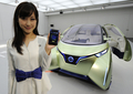 日産自動車（Nissan Motor）は8日、第42回東京モーターショー2011（Tokyo Motor Show）に、3台の電気自動車（EV）コンセプトカーを展示すると発表した。EVスポーツカー「ESFLOW（エスフロー）」と、都市向けスマートEV「Pivo3（ピボ3）」、乗用車の快適性と商用車の実用性の両立を目指した「TOWNPOD（タウンポッド）」の3車種になる。東京モーターショーは11月30日から12日11日までの日程。

写真は、神奈川県厚木市の日産のデザインセンターで展示された「Pivo3」と、次世代駐車場AVPでPivo3を呼び出すことのできるスマートフォン（2011年10月20日撮影）。(c)AFP/TOSHIFUMI KITAMURA