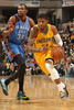 13-14NBA、インディアナ・ペイサーズ（Indiana Pacers）対オクラホマシティ・サンダー（Oklahoma City Thunder）。ドライブを仕掛けるインディアナ・ペイサーズのポール・ジョージ（Paul George、右、2014年4月13日撮影）。(c)AFP/Getty Images/NBAE/Ron Hoskins