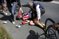2011ツール・ド・フランス（2011 Tour de France）、第5ステージ（カルエクスからカプ・フレエル、164.5キロメートル）。レース中に落車し、道路に倒れ込むチーム・レディオシャック（Team RadioShack）のヤネス・ブライコヴィッチ（Janez Brajkovic、スロベニア、2011年7月6日撮影）。(c)AFP/LIONEL BONAVENTURE