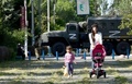 ウクライナ南部へルソン州の公園で、ロシアの軍人が警備する中、散歩をする女性と子ども（2022年5月20日撮影、資料写真）。(c)Olga MALTSEVA / AFP