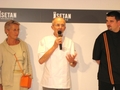 6月12日に開催されたプレス向けオープンデーで挨拶をするパティシエのアンリ・ルルー氏（中央）。(c)AFPBB News