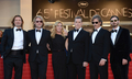 南仏カンヌ（Cannes）で開催中の第65回カンヌ国際映画祭（Cannes Film Festival）で22日、コンペティション部門に出品されているブラッド・ピット（Brad Pitt）主演作『キリング・ゼム・ソフトリー（原題、Killing Them Softly）』の公式上映が行われた。

　本作のメガホンを取ったアンドリュー・ドミニク（Andrew Dominik）監督とピットは、『ジェシー・ジェームズの暗殺（The Assassination of Jesse James by the Coward Robert Ford）』以来のタッグとなる。
　
　ピットは、スタイリッシュなバイオレンスとノスタルジックなアメリカ音楽が一体となった本作で、マフィアに雇われる用心棒を演じている。共演は、レイ・リオッタ（Ray Liotta）やベン・メンデルソーン（Ben Mendelsohn）など。

　写真は、レッドカーペットに登場したピットと監督ら（2012年5月22日撮影）。(c)AFP/ANNE-CHRISTINE POUJOULAT 

&lt;a href=&quot;http://www.youtube.com/watch?v=pZOz31oFr7s&quot; target=&quot;_blank&quot;&gt;&lt;b&gt;【動画】レッドカーペットに登場したブラッド・ピット（YouTube/AFPBB News公式チャンネル）&lt;/b&gt;&lt;/a&gt;