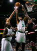 09-10NBA、ボストン・セルティックス（%%Boston Celtics%%）対シカゴ・ブルズ（%%Chicago Bulls%%）。試合はブルズが96-83でセルティックスを下し、3連勝した。写真はブルズのヨアキン・ノア（%%Joakim Noah%%、左）とルオル・デング（%%Luol Deng%%、右）にブロックされるセルティックスのポール・ピアース（%%Paul Pierce%%）。（2010年1月14日撮影）(c)AFP/Getty Images/Elsa