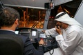 アラブ首長国連邦（UAE）のドバイ（Dubai）で、新しく開業した路面電車（トラム）内運転手席隣で、出発の合図を出す同首長国のハムダン皇太子（Sheikh Hamdan、2014年11月11日撮影）。(c)AFP/HO/MEDIA OFFICE OF SHEIKH MOHAMMAD BIN RASHID AL MAKTOUM