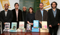 2008年度の「ブッカー賞（Man Booker Prize）」の最終候補に選ばれた作家。（左から）インドのAravind Adiga氏、アイルランドのセバスチャン・バリー（Sebastian Barry）氏、インドのアミタヴ・ゴーシュ（Amitav Ghosh）氏、英国のリンダ・グラント（Linda Grant）氏とフィリップ・ヘンシャー（Philip Hensher）氏、オーストラリアのスティーブ・トルツ（Steve Toltz、2008年10月14日撮影）。(c)AFP/Leon Neal