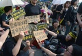 台湾・台北（Taipei）の総統府前で行われたデモの様子（2014年3月30日撮影）。(c)AFP/Sam Yeh