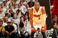 12-13NBAは3日、イースタンカンファレンス決勝（7回戦制）の第7戦が行われ、マイアミ・ヒート（Miami Heat）が99-76でインディアナ・ペイサーズ（Indiana Pacers）を破り、3年連続NBAファイナル進出を果たした。

試合再開を待つマイアミ・ヒートのドウェイン・ウェイド（Dwyane Wade、2013年6月3日撮影）。(c)AFP/Getty Images/NBAE/Issac Baldizon