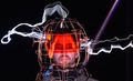 米著名奇術師でスタントマンのデビッド・ブレイン（David Blaine）氏は、ニューヨーク（New York）市内で「エレクトリファイド（Electrified、帯電）」と銘打った最新パフォーマンスを開始した。高圧電流の中で、三日三晩耐えるのが目標だとしている（2012年10月5日撮影）。(c)AFP/Emmanuel DUNAND