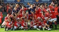 10-11イングランド・プレミアリーグ、マンチェスター・ユナイテッド（Manchester United）対ブラックプール（Blackpool FC）。試合後、トロフィーを前に優勝を喜ぶマンチェスター・ユナイテッドの選手（2011年5月22日撮影）。(c)AFP/PAUL ELLIS