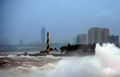 ドミニカの首都サントドミンゴ（Santo Domingo）で、熱帯暴風雨ハンナ（Hanna）の影響で荒れる海（2008年9月3日撮影）。(c)AFP/Erika SANTELICES