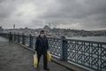 トルコ・イスタンブールで、政府の外出自粛要請を受けて閑散としたガラタ橋を歩く男性（2020年4月1日撮影）。(c)Ozan KOSE / AFP