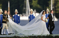 スウェーデンの首都ストックホルム（Stockholm）にある王宮の礼拝堂で行われた結婚式の後、ドロットニングホルム宮殿（Drottningholms castle）に到着した同国のマデレーン王女（Princess Madeleine、手前右から2人目）と米ニューヨーク（New York）在住のビジネスマン、クリス・オニール（Chris O&apos;Neill）氏（手前右、2013年6月8日撮影）。(c)AFP/SCANPIX SWEDEN/CHRISTINE OLSSON