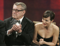2007年12月7日、第7回マラケシュ国際映画祭（The 7th International Film Festival of Marrakech 略称：FIFM）開幕式に登場した、審査員でチェコ出身の監督ミロス・フォアマン（%%Milos Forman%%、左）と米女優のパーカー・ポージー（%%Parker Posey%%）。(c)AFP/Getty Images ABDELHAK SENNA