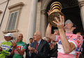 第92回ジロ・デ・イタリア（%%2009 Giro d&apos;Italia%%）第21ステージ（ローマ市街、14.4キロメートル個人タイムトライアル）。ラボバンク（%%Rabobank%%）のデニス・メンショフ（%%Denis Menchov%%、ロシア）が、首位と24秒差の19分06秒でステージを10位で終え、合計タイムを86時間03分11秒として総合優勝を果たした。写真は総合優勝を果たしトロフィーを掲げるデニス・メンショフ（右）。（2009年5月31日撮影）(c)AFP/ENRICO OLIVERIO