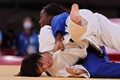 東京五輪、柔道混合団体決勝。フランスのクラリス・アグベニュー（上）と対戦する新井千鶴（2021年7月31日撮影）。(c)Jack GUEZ / AFP