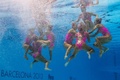 スペイン・バルセロナ（Barcelona）で開催されている第15回世界水泳選手権（15th FINA World Championships）。水中カメラで撮影されたシンクロナイズドスイミング・チームの演技の様子。

チームテクニカルルーティン（TR）予選で演技するギリシャの選手（2013年7月20日撮影）。(c)AFP/FRANCOIS XAVIER MARIT
