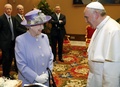 バチカンを訪問し、ローマ・カトリック教会のフランシスコ（Francis）法王（右）と会談するエリザベス英女王（Queen Elizabeth II、2014年4月3日撮影）。(c)AFP/STEFANO RELLANDINI