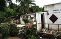 コンゴ共和国の首都ブラザビル（Brazzaville）南部を襲った集中豪雨で住宅数十棟が倒壊し、10日の当局の発表によると、少なくとも13人が死亡、26人が負傷した。

赤十字（Red Cross）では、被災地で13人の遺体が発見されたと発表した。また、ブラザビル南部のマケレケレ（Makelekele）地区の区長は報道陣に対し、少なくとも26人が負傷したと語った。

目撃者によると、メケレケレの近くに流れている川の土手が決壊し、数十棟もの家屋が倒壊したという。

現地警察は死者数が発表通りであることを認め、洪水で被災した600人近い住民のために避難所を設けたと発表した。

写真は洪水の被害に遭った住居から家財道具を運び出す男性（2012年12月10日撮影）。(c)AFP/GUY GERVAIS KITINA