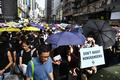 香港中心部で、「香港人を撃つな」と書かれたプラカードを手に反政府デモに参加する市民ら（2019年7月21日撮影）。(c) Anthony WALLACE / AFP
