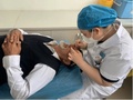 チャルクリク県で白内障患者の無料検査と手術治療を行う「健康エクスプレス」の医療チーム（提供写真）。(c)Peopleʼs Daily