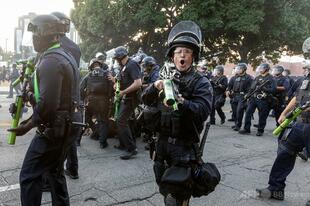 トランプ氏、「反乱法」発動を検討 LAに正規軍配備へ