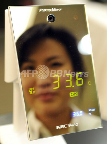 鏡を見れば皮膚温がわかる、ミラー型温度計をNEC Avioが発売 写真2枚 ...
