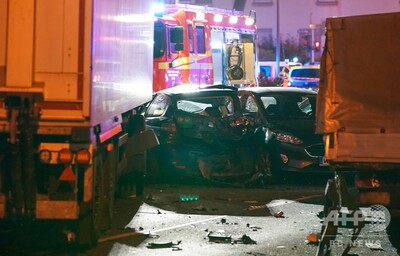 男がトラック盗み、信号待ちの車列に突入 17人負傷 ドイツ