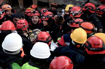 トルコ・シリア地震、死者2万8000人超に 奇跡的救出続く