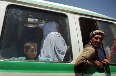 アフガニスタン北部でバス転落、少なくとも24人が死亡