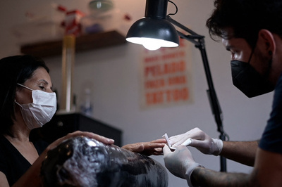 タトゥーで女性の心と体の傷跡を癒やす ブラジル