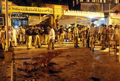 カラチのイスラム廟で爆発、8人死亡 自爆攻撃か