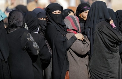 ISに隠れて市民の抵抗、結婚式やたばこ、携帯電話も 