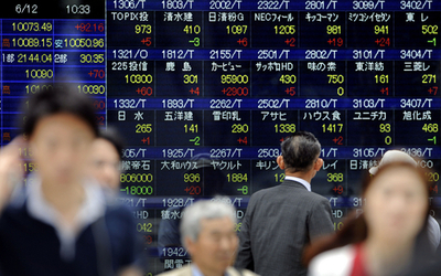 日経平均、8か月ぶりに終値1万円台回復