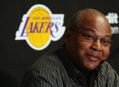 レイカーズのブラウン監督、成績不振で解任