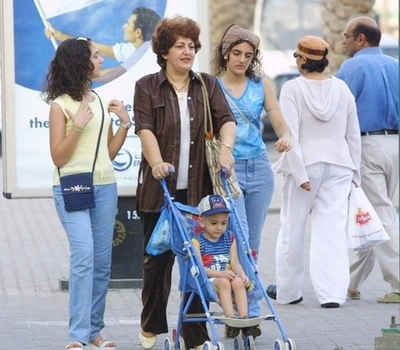 両親の買い物中に赤ちゃんごと車が盗まれる、UAE