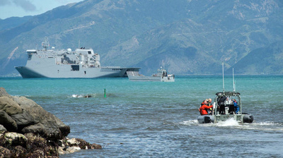 ニュージーランド地震、救援の各国艦艇が被災地に