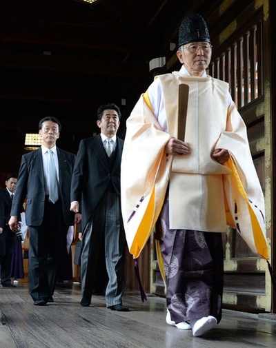安倍首相が靖国神社を参拝、中国は批判