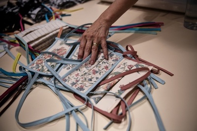 ファッション界にマスク旋風 「口輪」から人気アイテムへ？