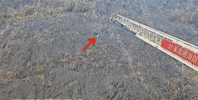 中国浙江省で男性が断崖で孤立 消防がはしご車で「空中救助」