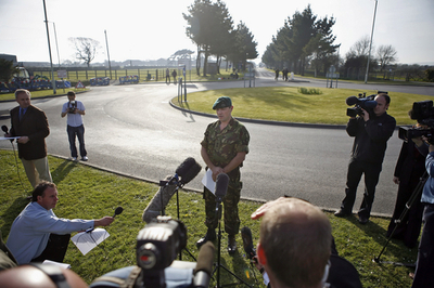 解放された英兵らが共同声明を発表 - 英国