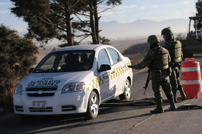 タクシーのボンネットに5人の頭部、麻薬組織が関与の可能性 メキシコ