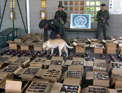 麻薬1トン、密輸出寸前に押収 - コロンビア