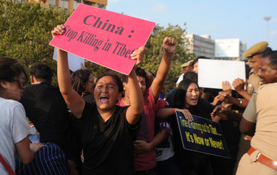 チベット人学生が焼身自殺図り重傷、インド