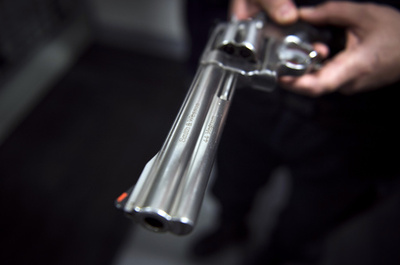 米議員、「実弾入りの拳銃」抜く 有権者との集会で